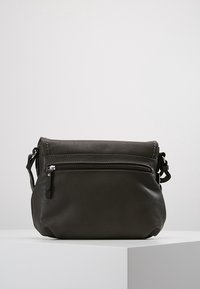 Borsa a tracolla nera in pelle con pattina pieghevole, tasca esterna con zip e tracolla regolabile. Texture liscia con dettagli di cucitura discreti.