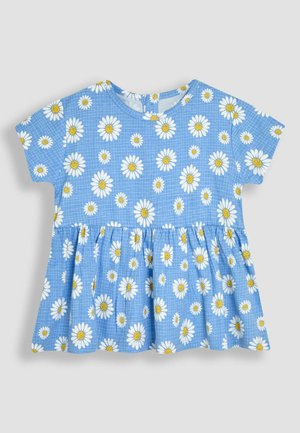 Gaiši zila blūze ar īsām piedurknēm, ar margrietiņu rakstu un izplestu svārku ar režģa rakstu. Mīksts kokvilnas audums ar apaļu kakla izgriezumu.