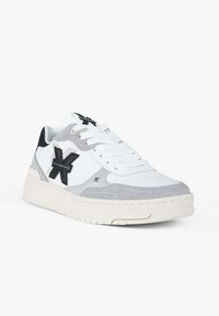 Sneaker bianca e grigia con logo "R" nero sul lato, lacci bianchi e una spessa suola bianca, mostrata in una vista frontale angolata.