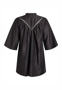 Čierna blúzka s textúrovaným povrchom, širokými rukávmi a V-čkovým čipkovým detailom na zadnom diele, so zhrnutou látkou pod líniou ramien.