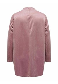 Růžový kabát v odstínu blush vyrobený z měkké látky, s dlouhým, rovně střiženým designem bez viditelných zapínání a se strukturovanými rameny.