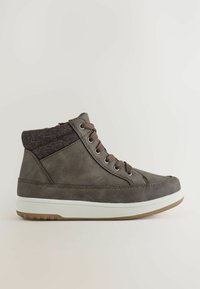 Höga sneakers i mörkgrått läder med textil i brunt vid kragen, bruna snören och vit gummisula.