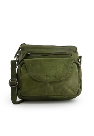 Oliwkowa skórzana torebka crossbody z przednią kieszonką na zamek błyskawiczny, klapą oznaczoną "Venezia" oraz regulowanym paskiem z metalową klamrą.