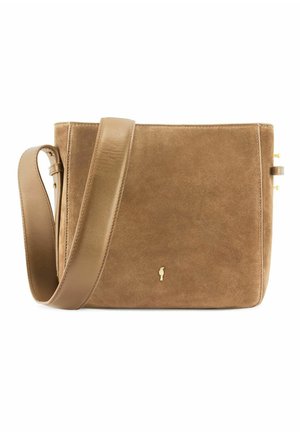 Beżowa zamszowa torebka na ramię z szerokim skórzanym paskiem i małym złotym logo umieszczonym na środku przodu, na białym tle.