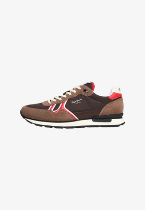 Sneaker in suede marrone e rete con accenti rossi e bianchi, punta rotonda e lacci color crema. Presenta una suola imbottita e il logo sul lato.