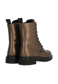Botas de tobillo de bronce metálico con un acabado texturizado, cordones negros, suela de goma resistente y lengüetas en el cuello para facilitar el calzado.