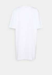 T-shirt bianco in cotone con colletto tondo, maniche corte e vestibilità rilassata. Texture liscia, senza motivi o grafiche. Design semplice e sobrio.