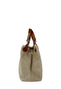 Beige geweven stoffen tas met een textuur, bruine leren handvaten en metalen hardware. Voorzien van een decoratieve Italiaanse vlag charme.