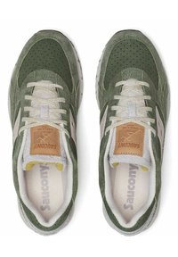 Groene suède sneakers met geperforeerde details, crèmekleurige veters en een tan logo label. Heeft een witte rubberen zool en een zachte binnenvoering.