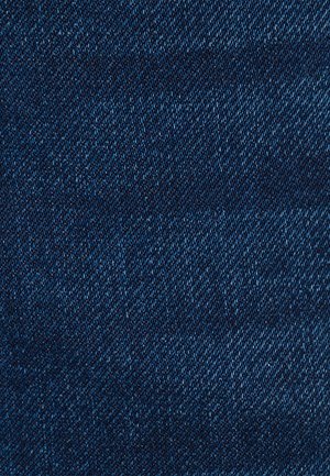 Ciemnoniebieska tkanina z denimu o drobnym splotem skośnym, charakteryzująca się gładką fakturą i lekkim połyskiem, ukazująca subtelne wariacje w kolorze.