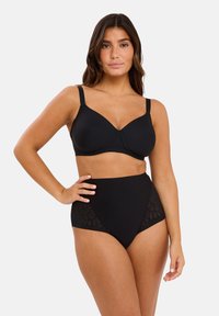 Ensemble de lingerie noire comprenant un bralette lisse avec des straps ajustables et un bas taille haute. Les panneaux latéraux présentent un motif en dentelle florale.