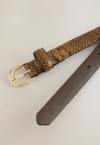 Ceinture en cuir marron avec une texture serpent sur un côté et une finition lisse de l'autre. Elle est dotée d'une boucle en métal doré.