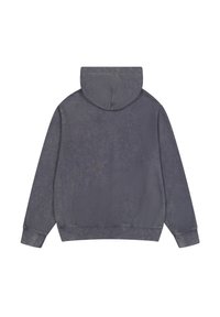Sudadera gris oscuro hecha de tela suave, con una gran capucha, mangas largas y puños y dobladillo acanalados. Sin logotipos ni patrones visibles.