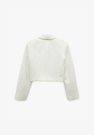 Gekürzte weiße Jacke mit langen Ärmeln, aus strukturiertem Stoff gefertigt. Verfügt über einen klassischen Kragen und klare Linien. Rückansicht gezeigt.
