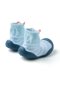 Chaussures d'eau rayées bleu et blanc avec un dessus en tissu doux et une semelle en caoutchouc solide, présentant un design à la cheville basse et une surface texturée pour une meilleure adhérence.