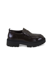 Bruine gepatineerde leren schoen met een ronde neus, een enkele strap over de wreef en een dikke zwarte rubberen zool met een gekarteld ontwerp.