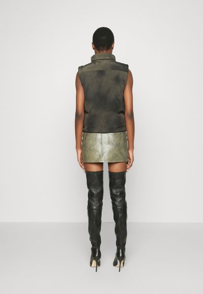 032c AURORA FITTED VEST - Veste sans manches - brown