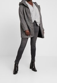 ONLY Carmakoma Pitkä takki - dark grey