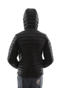 Doudoune noire à capuche avec un design matelassé horizontal et une finition lisse. Présente une coupe ajustée et des poignets élastiques pour plus de chaleur.