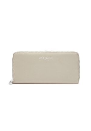 Portafoglio in pelle grigio chiaro con chiusura a zip. Presenta il nome del marchio in rilievo, una texture liscia e una forma rettangolare minimalista.