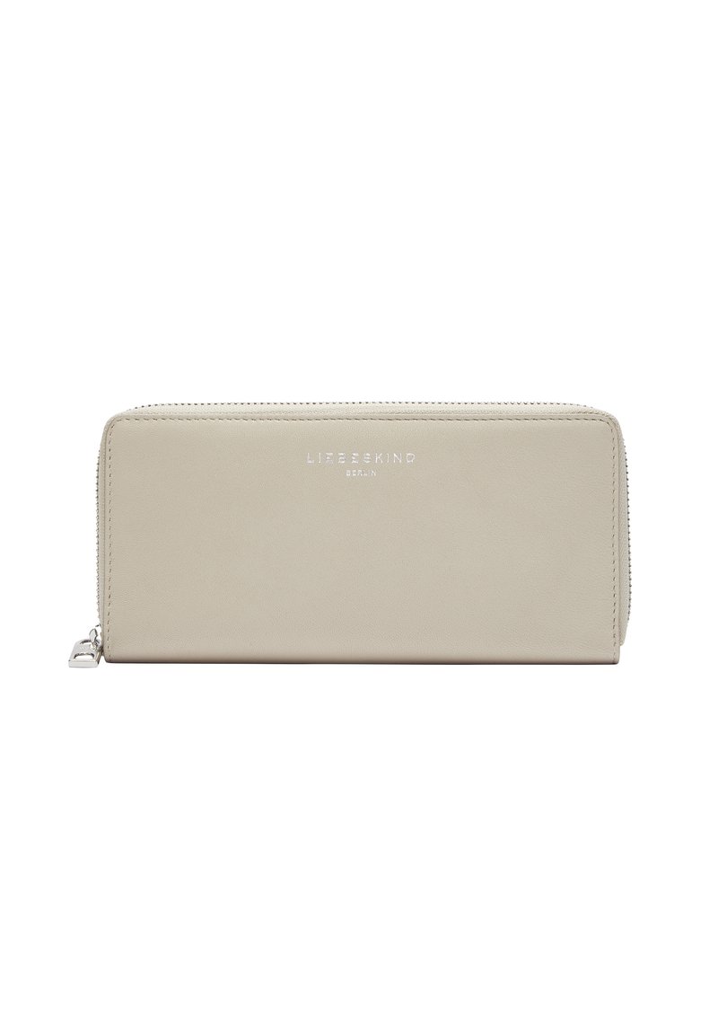 Billetera de cuero gris claro con cierre de cremallera. Presenta el nombre de la marca en relieve, textura suave y forma rectangular minimalista.