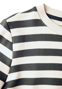 Sudadera a rayas con rayas horizontales en gris oscuro y blanco, hecha de suave algodón, con un escote acanalado.
