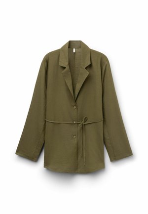Giacca verde oliva a maniche lunghe con collo a risvolto, tre bottoni sul davanti e una sottile cintura in vita.