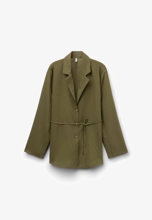 Giacca verde oliva a maniche lunghe con collo a risvolto, tre bottoni sul davanti e una sottile cintura in vita.