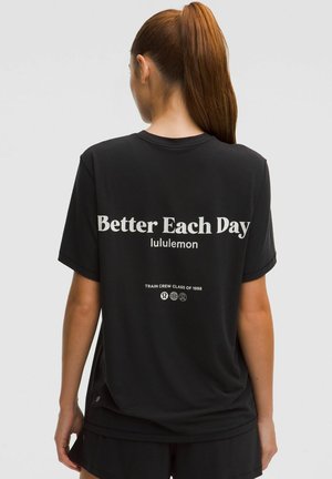 TRAINING SHORT SLEEVE GRAPHIC - Nyomott mintás póló - black