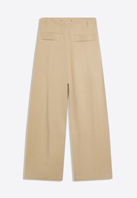 Pantalon beige à jambes larges avec deux poches arrière à rabat et passants de ceinture, présenté à plat sur un fond uni.