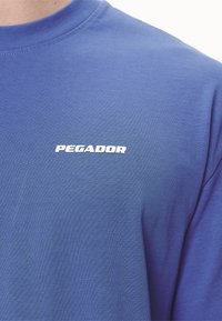 Pegador LOGO TEE - Basic póló - washed retro blue/white gum