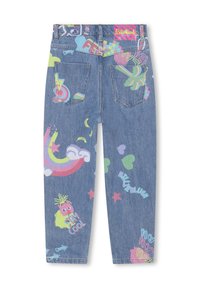 Ljusblå denimjeans med färgglada grafiska tryck, inklusive regnbågar, hjärtan och lekfulla figurer. Klassisk femficksdesign.