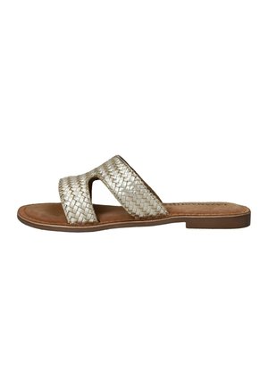 Platte slide sandalen met gevlochten metallic gouden riemen en een bruin gevoerd voetbed op een dunne bruine zool tegen een witte achtergrond.