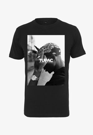 Schwarzes Baumwoll-T-Shirt mit einem weißen Grafikdesign, das eine Person mit einem Bandana darstellt und eine Handgestik zeigt, mit dem Text "TUPAC" darunter.