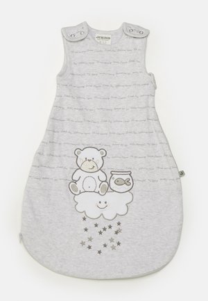 Saco de dormir de algodão cinza com ombros de botão, apresentando motivos de urso, aquário e estrelas em cores suaves e um design de nuvem.