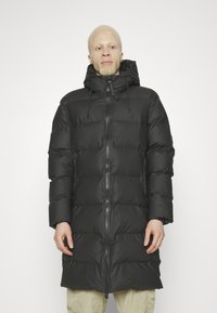 Zwarte pufferjas met een capuchon, voorzien van een gewatteerd ontwerp, vooraan een rits en trekkoorden voor aanpassing. Lange lengte met een soepele textuur.