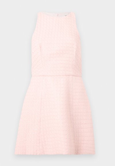 Robe sans manches rose clair texturée avec un corsage ajusté et une jupe évasée, présentant un motif à carreaux subtil et une fermeture éclair au dos.