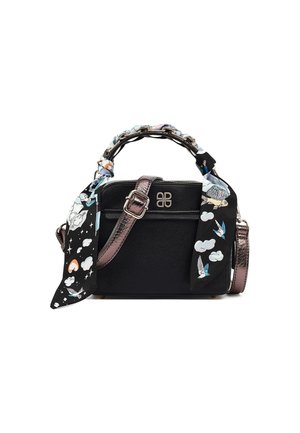 Bolso de cuero negro con correa metálica y pañuelo colorido con motivos de pájaros, nubes y patrones caprichosos envuelto alrededor del asa.