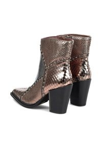 Botas tobilleras metálicas con un patrón de piel de serpiente texturizado, punta afilada, tacón negro en bloque y acentos de tachuelas decorativas a lo largo de las costuras.