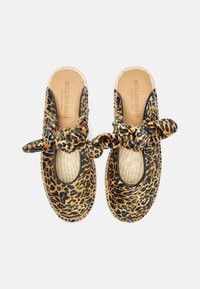 Buty wsuwane w cętkowany wzór z węzłowym akcentem materiałowym, z teksturowaną podeszwą espadrille i brązową skórzaną wkładką.