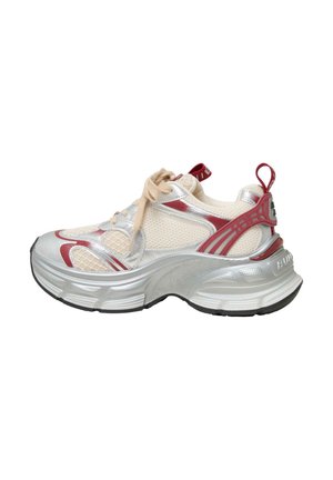 Baskets épaisses avec semelle argentée, tige en mesh beige, détails rouges, lacets beiges et languettes au talon et à la languette sur fond blanc.