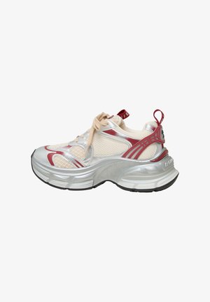 Chunky sneaker met zilveren zool, beige mesh bovenwerk, rode details, beige veters en treklussen bij hiel en tong op witte achtergrond.
