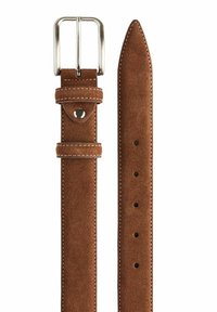 Ruskea mokkavyö, jossa on hopeinen metallisolki, valkoisella ompeleella ja useilla reikiä koon säätämiseksi. Tasainen pinta, kärki kapenee.