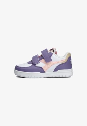 Lila und weiße Sportschuh mit zwei Klettverschlüssen, strukturierten pinken Akzenten, einer weißen Sohle und einer glatten Oberfläche.