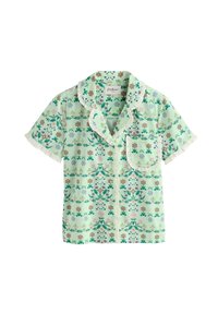 Vaaleanvihreä lyhythihainen nappipaita, jossa on kukkakuvio, röyhelökaulus, hihansuiden röyhelöt ja rintataskun reunus.