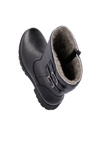 Bottine noire en cuir avec doublure en fausse fourrure, présentant deux boucles décoratives et un dessus texturé, reposant sur une semelle en caoutchouc à motifs.