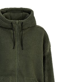 Hoodie en polaire verte et duveteuse avec une finition texturée, fermeture zippée et capuche avec cordon de serrage. Il comprend deux poches avant et a une coupe décontractée.