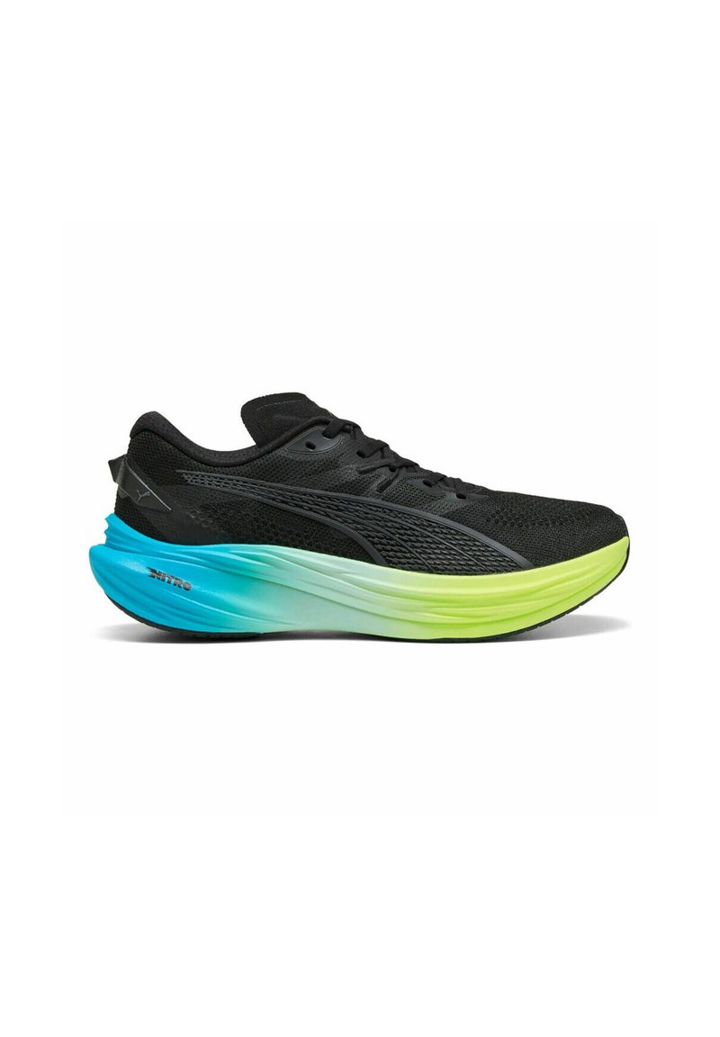 Scarpa sportiva nera con tomaia in rete e intersuola sfumata che passa dal blu chiaro al verde lime. Presenta una superficie testurizzata e un sistema di allacciatura.