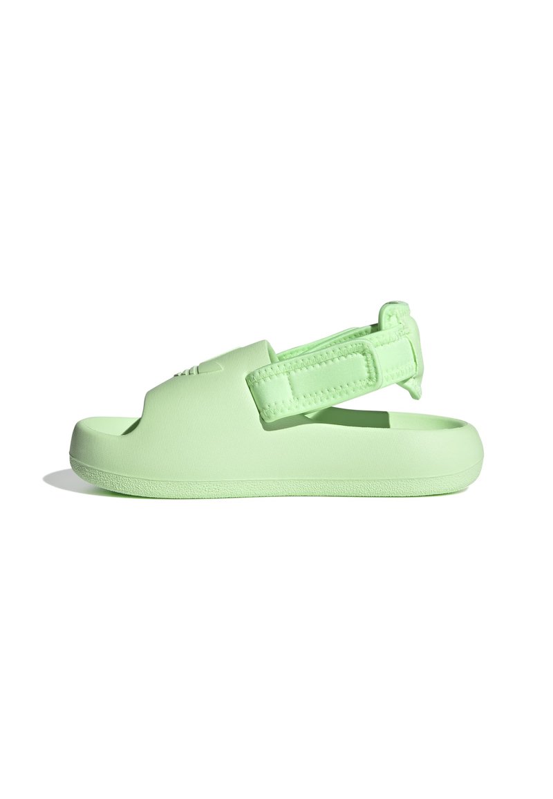 adidas Originals ADIFOM ADILETTE KIDS - Baseina iešļūcenes - green spark