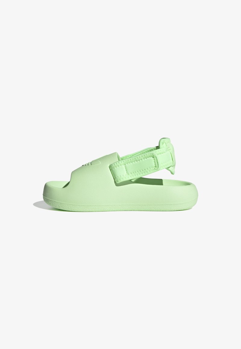 adidas Originals ADIFOM ADILETTE KIDS - Chinelos de piscina - green spark